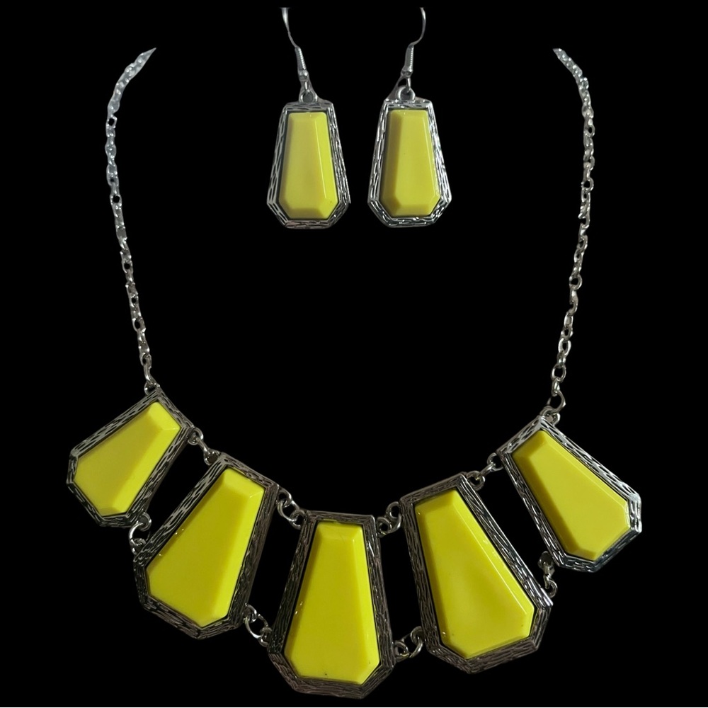 Necklace and earring set